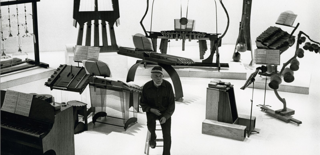 Harry Partch au milieu de ses instruments